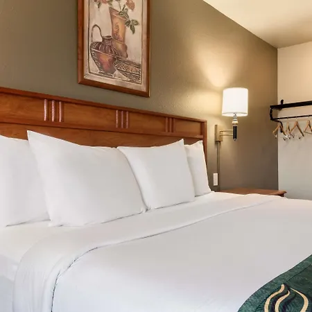 Travelodge By Wyndham Missouri Valley-3